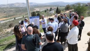 A briefing by Matanya Shapira. Credit: Emanuel Maimon.